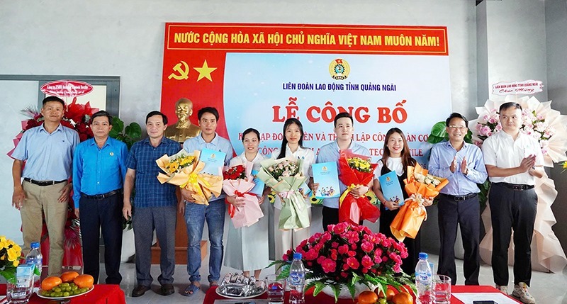 The Standing Committee of the Quang Ngai Provincial Labor Federation and delegates present Decisions and flowers to congratulate the Executive Committee of the Grassroots Trade Union of Amazing Ecotech Textile Co., Ltd. Photo: Quang Ngai Trade Union