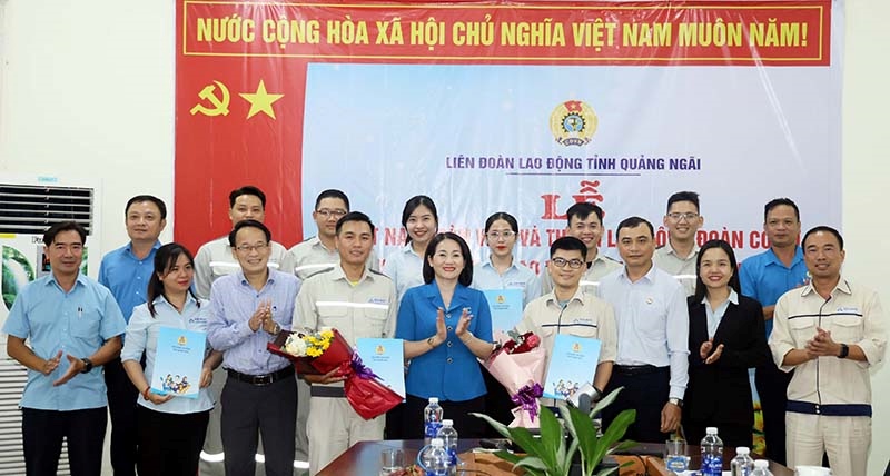 Liên đoàn Lao động tỉnh và đại biểu trao quyết định thành lập CĐCS Công ty TNHH Chế tạo thiết bị Hòa Phát Dung Quất. Ảnh: Công đoàn Quảng Ngãi