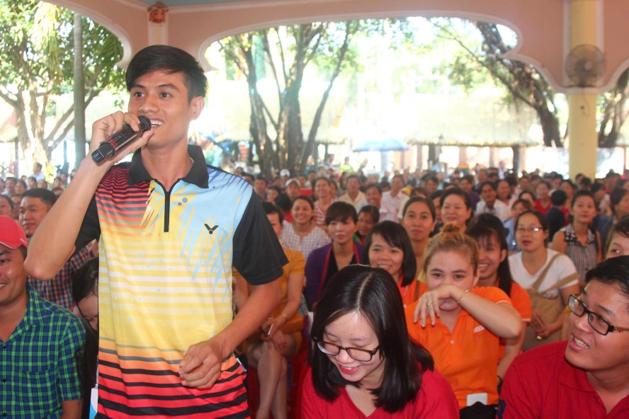 Workers enthusiastically answer legal situation questions in a legal advice program for workers organized by Lao Dong Newspaper previously. Photo: NAM DUONG