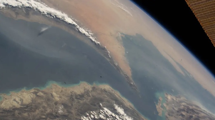 Super oil tankers carrying nearly 80 million barrels of oil are ready to cross the Strait of Hormuz at any time. Photo: NASA