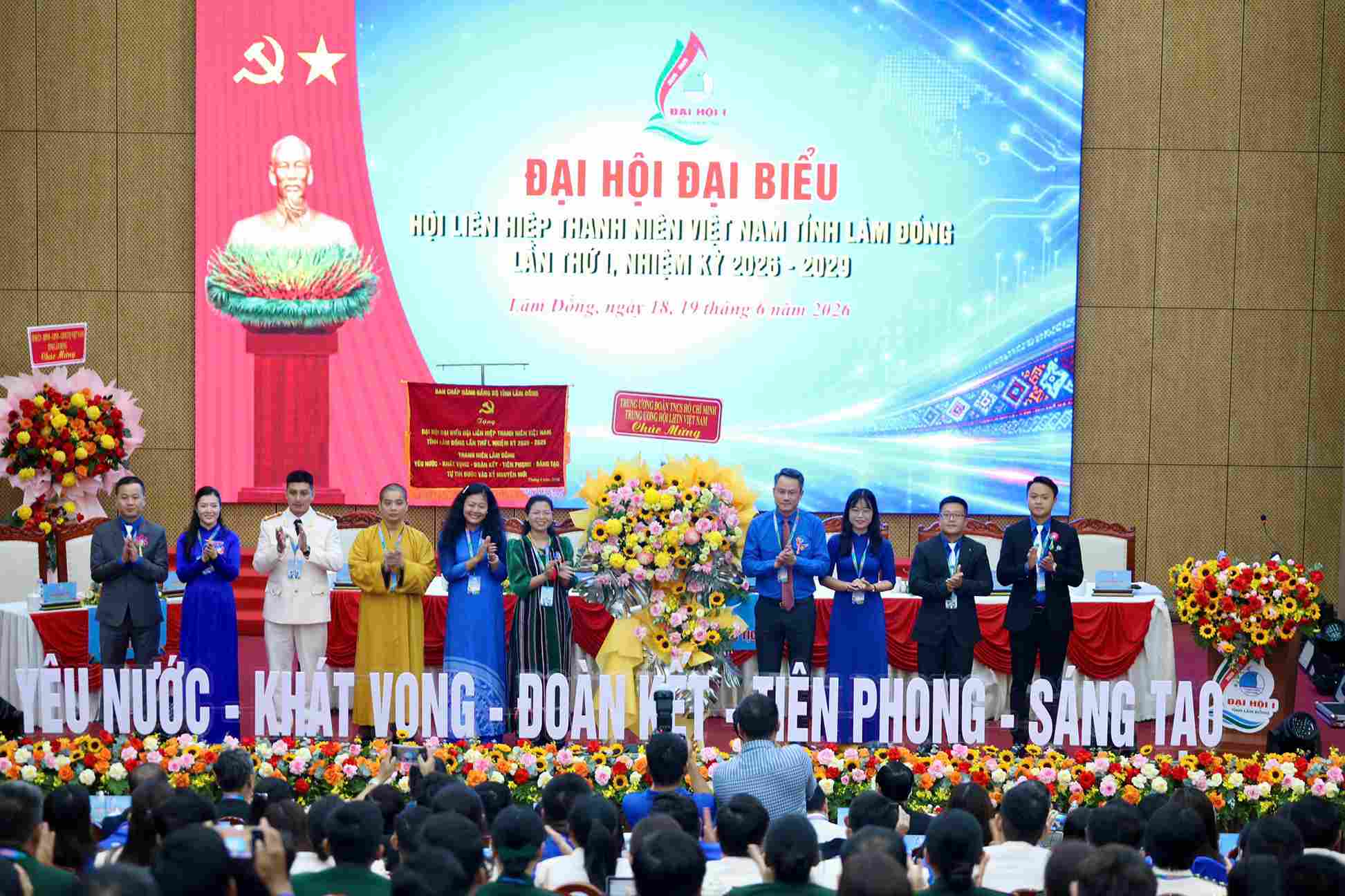 Anh Nguyễn Kim Quy - Phó Chủ tịch Thường trực Trung ương Hội LHTN Việt Nam tặng hoa chúc mừng Đại hội. Ảnh: Phúc Khánh