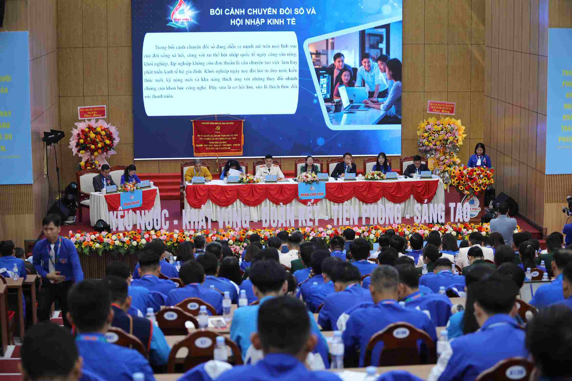 Đoàn Chủ tịch điều hành Đại hội đại biểu Hội Liên hiệp Thanh niên Việt Nam tỉnh Lâm Đồng nhiệm kỳ 2026 - 2029. Ảnh: Phúc Khánh