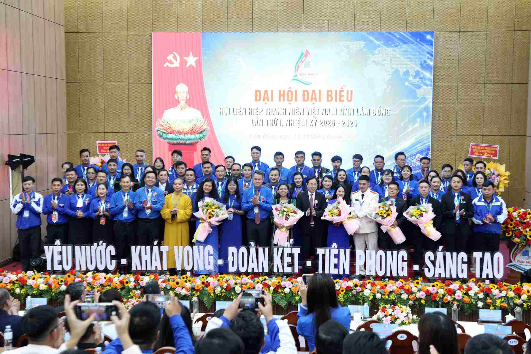 The Committee of the Vietnam Youth Federation of Lam Dong province, term I, 2026 - 2029, launched the congress. Photo: Duong Phong