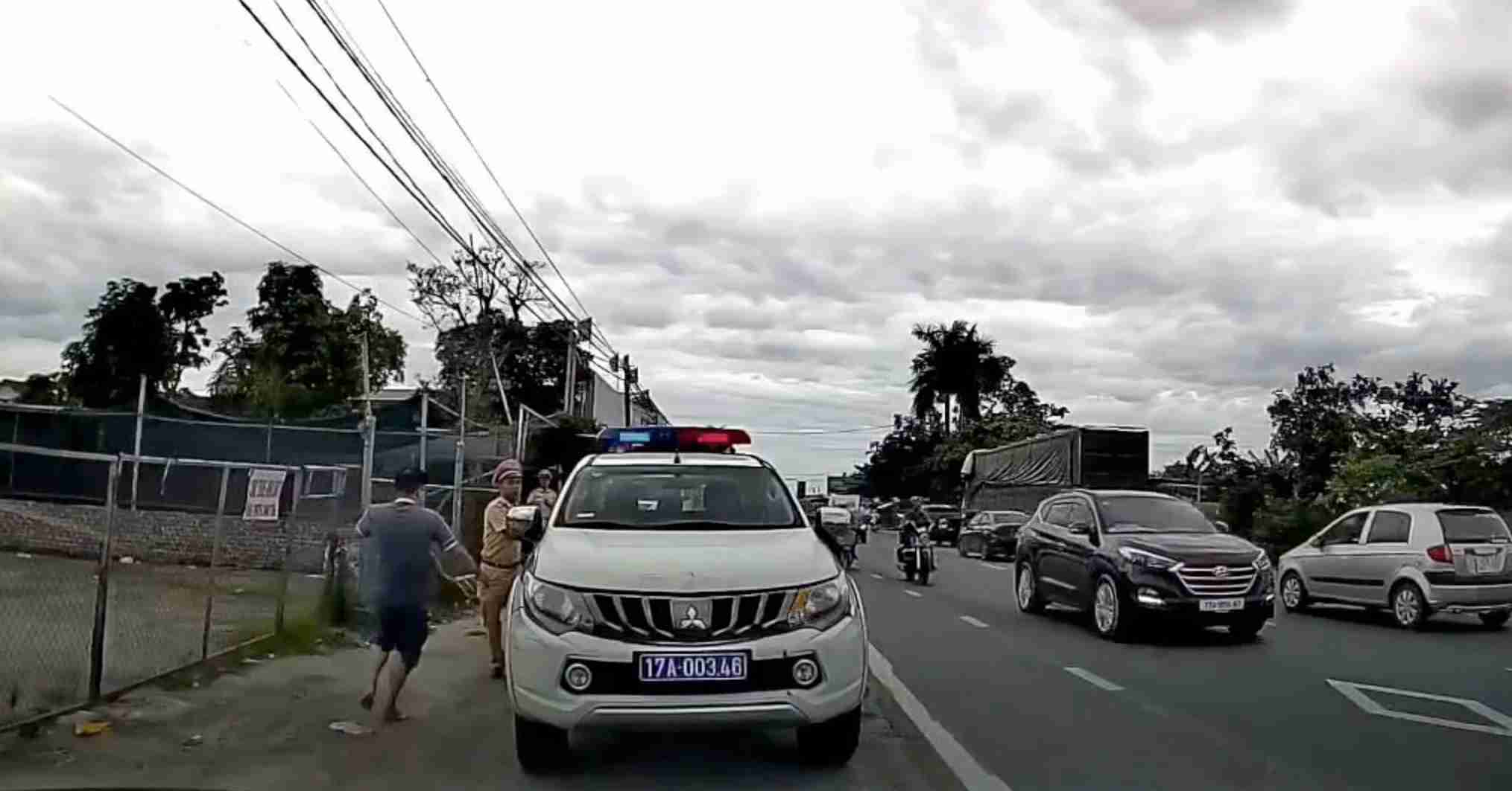 Hung Yen traffic police promptly supported a baby boy who turned purple and convulsed to the hospital for emergency treatment. Photo cut from camera