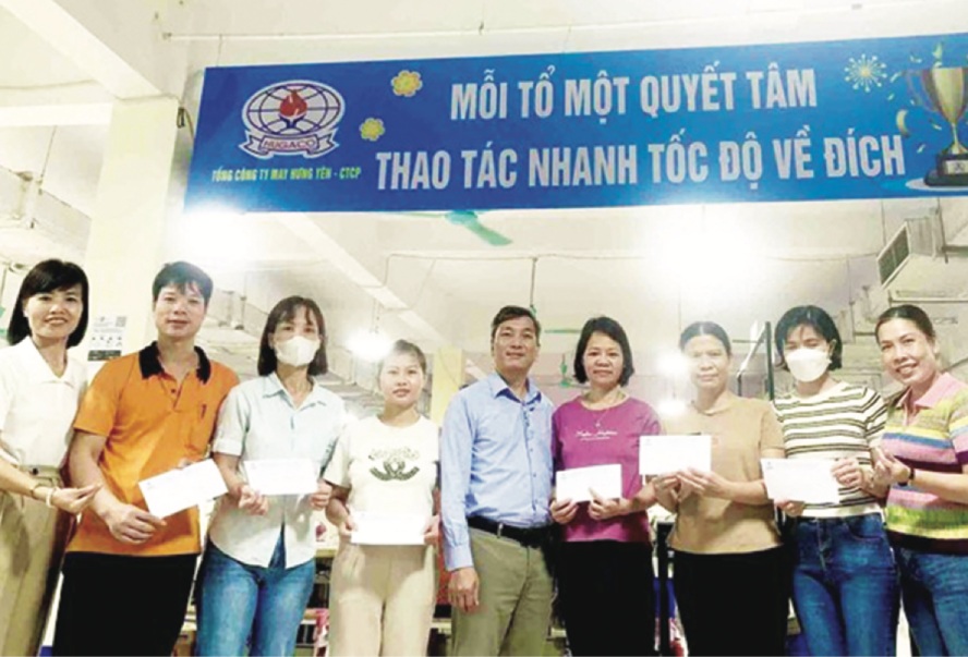 Mr. Hoang Xuan Nam - Chairman of the Trade Union of Hung Yen Garment Corporation and workers at the production workshop. Photo: Character provided