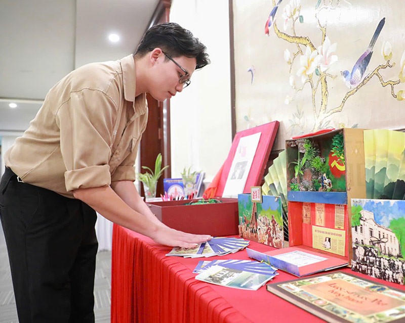 Thầy giáo trẻ Nguyễn Hữu Quyết cùng mô hình giảng dạy từ vật liệu tái chế của mình. Ảnh: Tô Thế