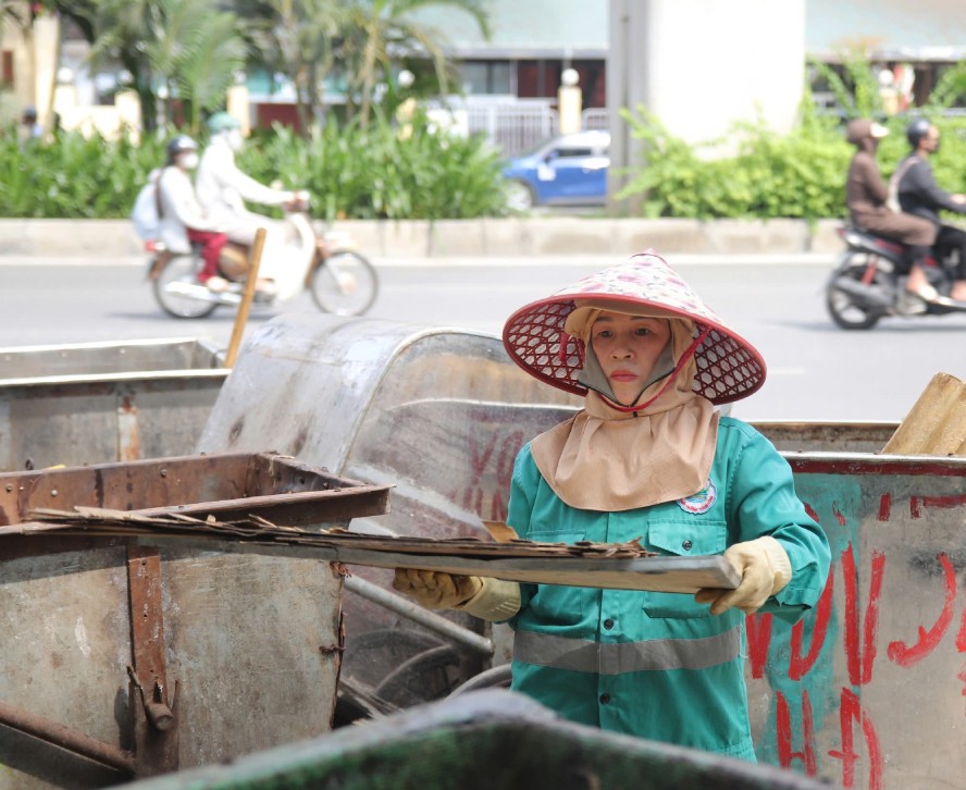 Environmental workers work hard during their shifts. Photo: Hoang Xuyen