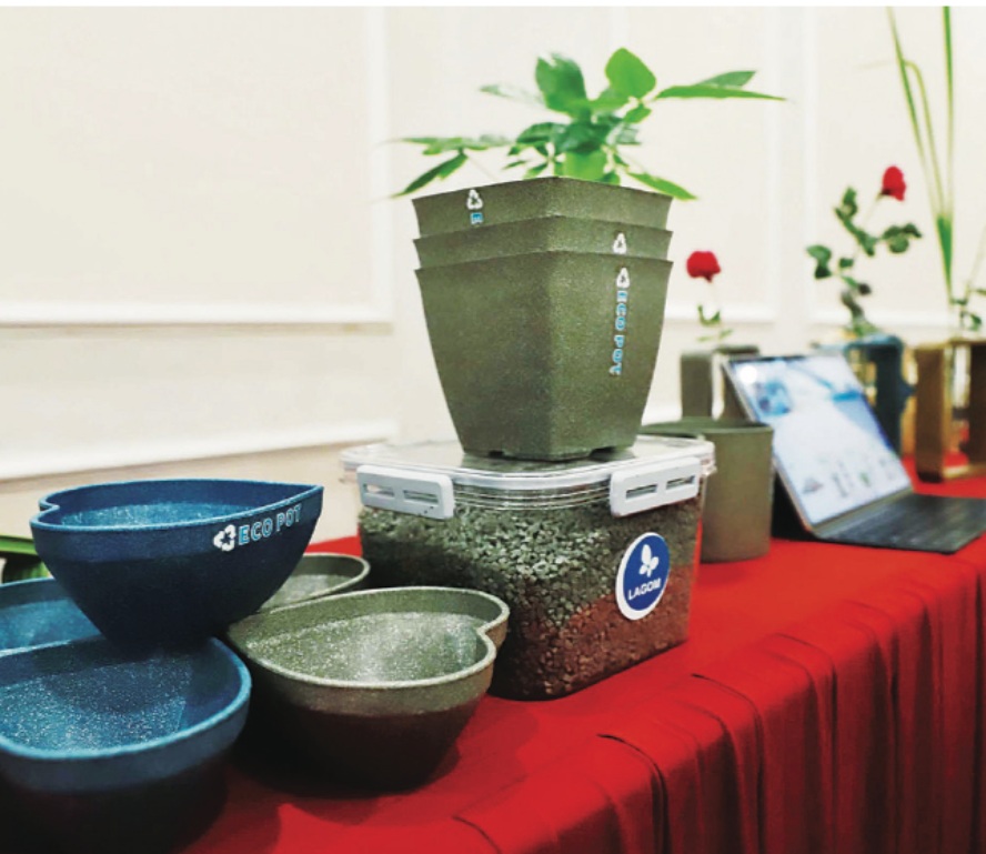 Các sản phẩm tái chế từ vỏ hộp sữa được trưng bày trong khu vực tổ chức Diễn đàn công nhân lao động vì môi trường 2024. Ảnh: Tô Thế