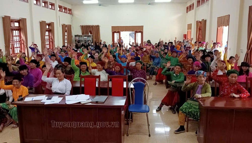 People in Cha Dinh village (Pho Bang commune) highly agreed with the plan to rearrange and reorganize the village of the local Party Committee and government. Photo: Tuyen Quang.