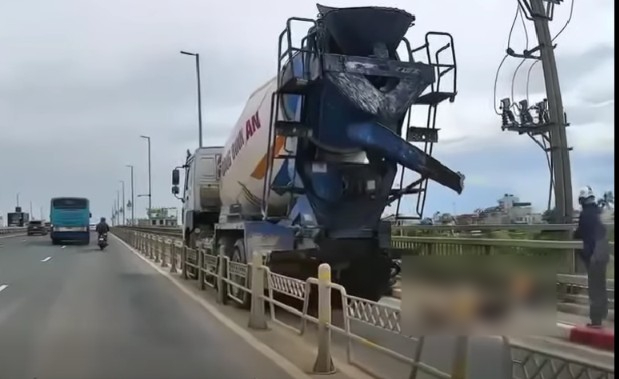 Scène de l'accident sur le pont Nhật Tân. Capture d'écran