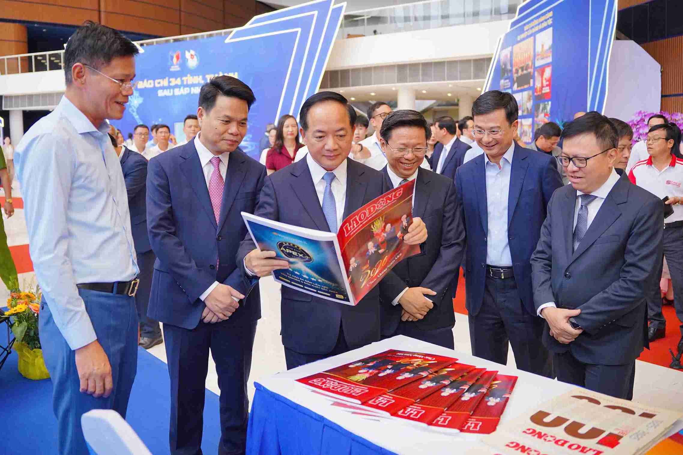 Politburo Member, Secretary of the Party Central Committee, Head of the Central Propaganda and Mass Mobilization Commission Trinh Van Quyet and delegates visit the exhibition booth of Lao Dong Newspaper. Photo: Mai Dung