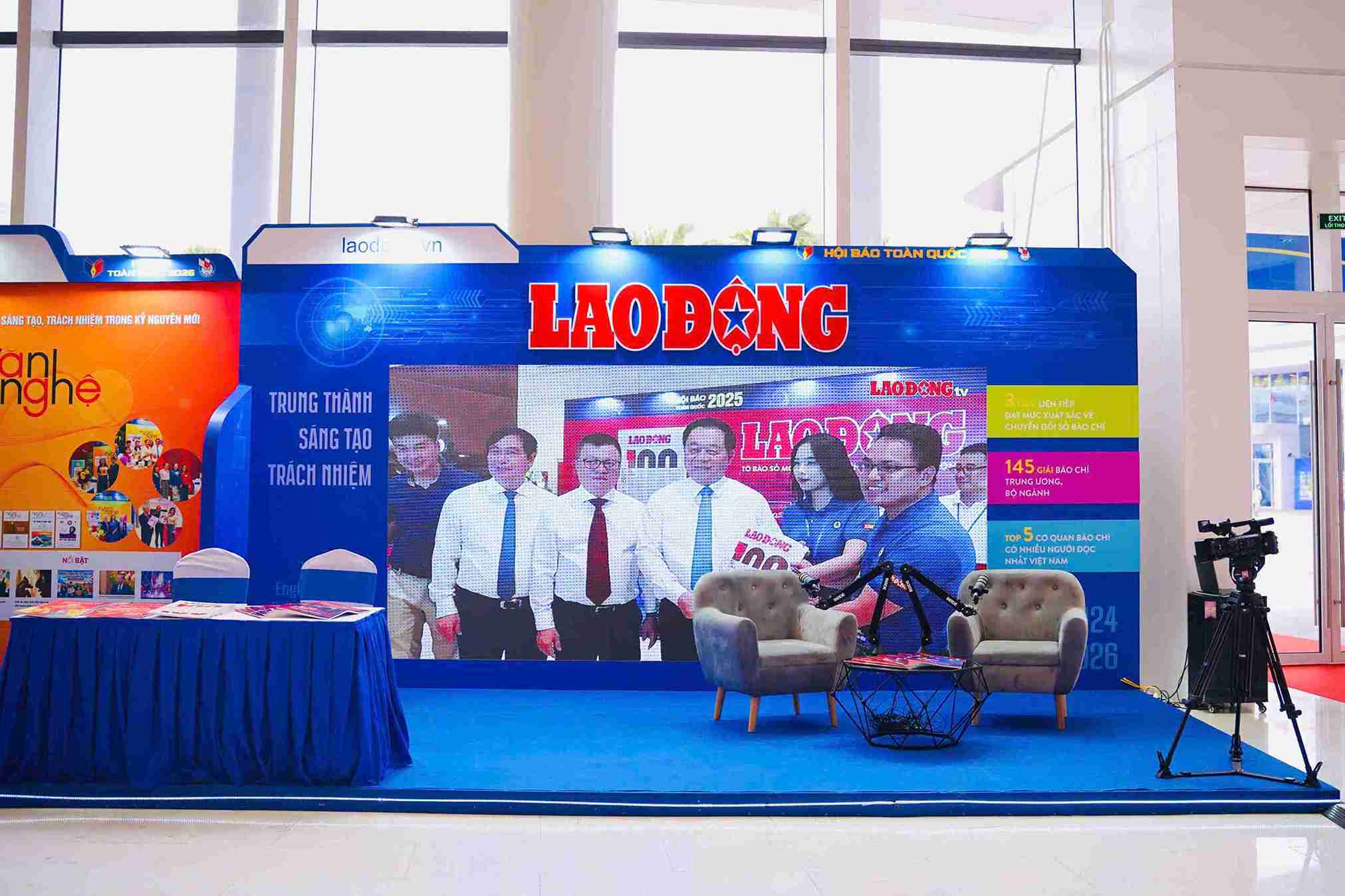 Trong không gian chung của Hội Báo, gian hàng Báo Lao Động là một trong những điểm nhấn, giới thiệu các ấn phẩm, sản phẩm báo chí đa nền tảng cùng không gian trưng bày hiện đại, thu hút sự quan tâm của đông đảo đại biểu và khách tham quan. Ảnh: Mai Dung