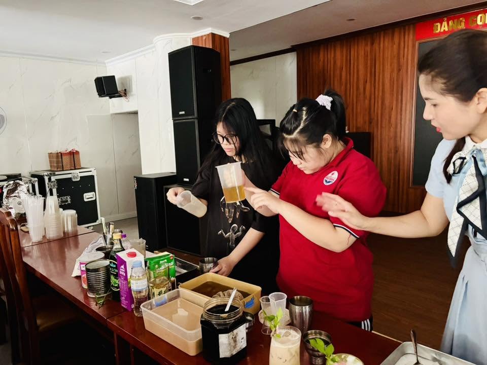 Not only receiving gifts, children of typical union members who overcome difficulties and achieve high academic achievements in the 2025-2026 school year also learn mixing skills organized by Dong Da Ward Trade Union. Photo: Grassroots Trade Union