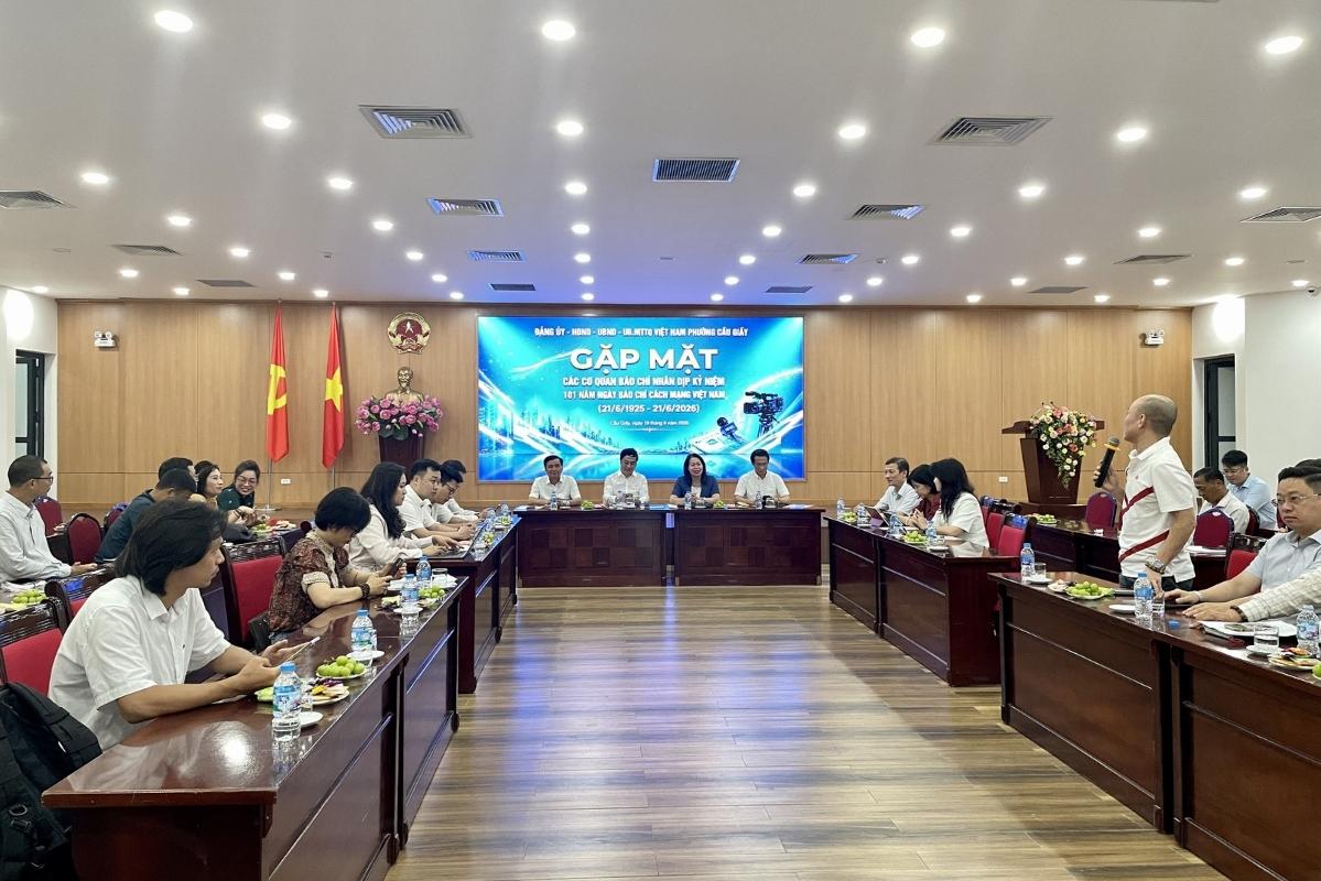 Phường Cầu Giấy tổ chức gặp mặt các cơ quan báo chí nhân kỷ niệm 101 năm Ngày Báo chí Cách mạng Việt Nam. Ảnh: Thanh Bình