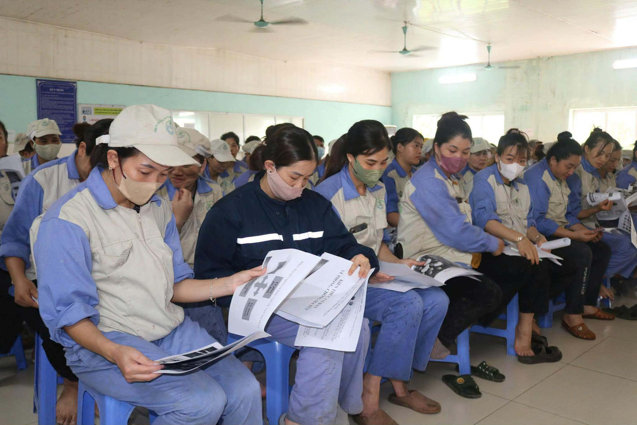 Propaganda on drug prevention and control for 130 workers of Forestry Industry and Import-Export Joint Stock Company. Photo: Tuyen Quang Trade Union