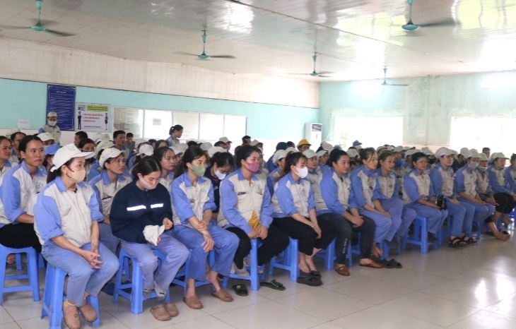 Công nhân lao động tham gia sôi nổi tại chương trình. Ảnh: Công đoàn Tuyên Quang