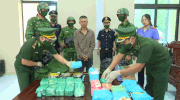 Transport de 27 kg de drogue à travers une commune frontalière, deux suspects sont poursuivis. Photo: Garde-frontières de Hà Tĩnh