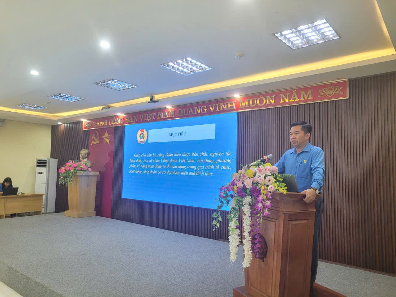 Ông Đoàn Mạnh Thắng - Phó Chủ tịch LĐLĐ tỉnh, Trưởng Ban Công đoàn Khu công nghiệp tỉnh Thái Nguyên phát biểu tại hội nghị. Ảnh: Công đoàn Thái Nguyên