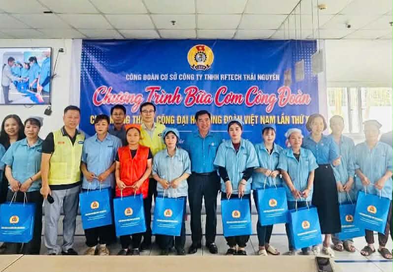 LĐLĐ tỉnh Thái Nguyên tặng quà cho đoàn viên có hoàn cảnh khó khăn. Ảnh: Công đoàn Thái Nguyên