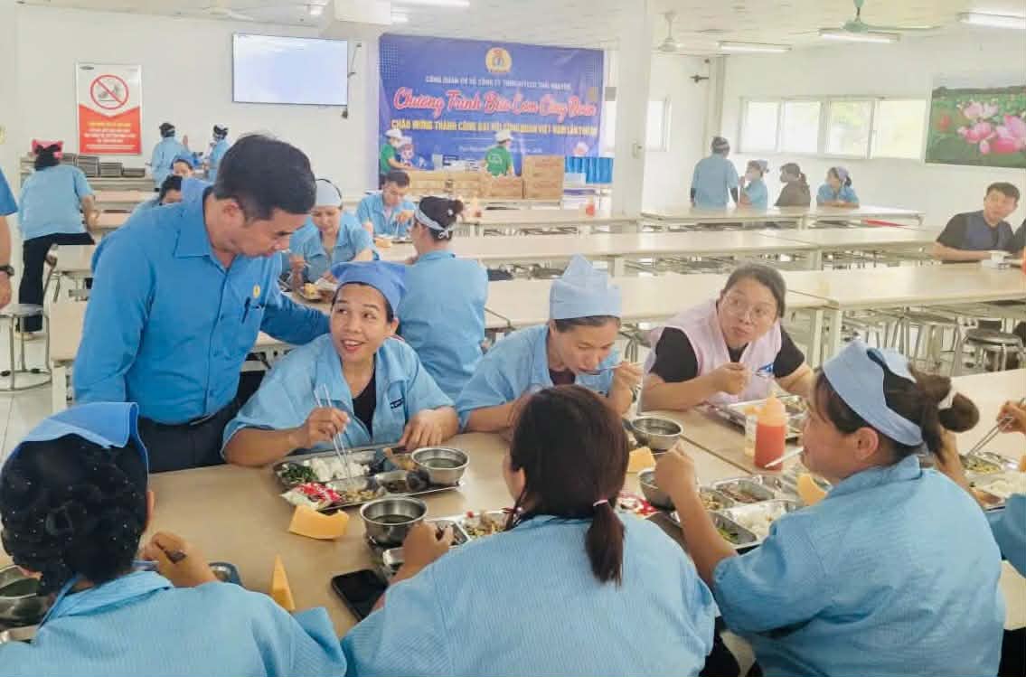 Trade Union meal organized in a warm atmosphere. Photo: Thai Nguyen Trade Union