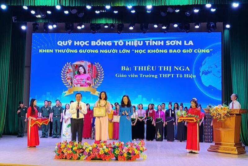 Các cá nhân tiêu biểu trong phong trào “Học không bao giờ cùng” tại Sơn La. Ảnh: Trường THPT Tô Hiệu