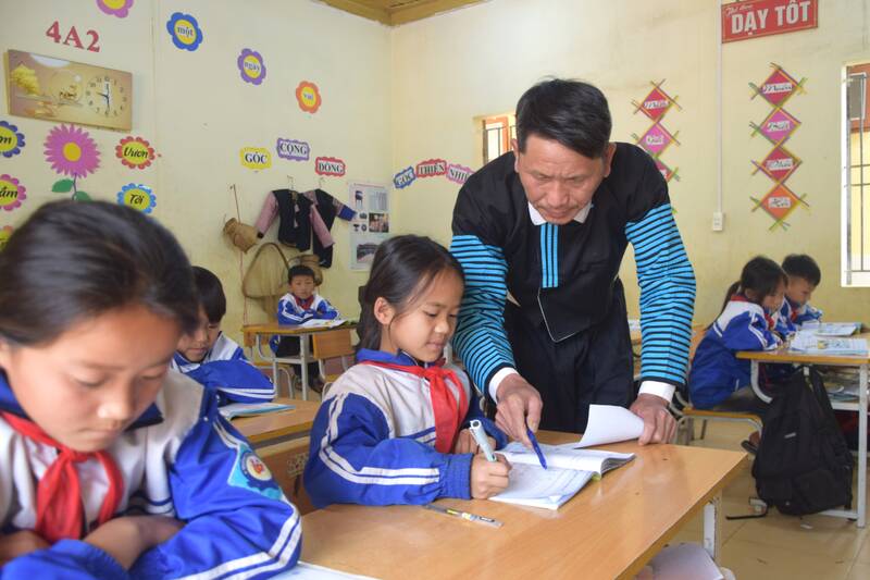 Giáo viên dòng họ Tráng giảng dạy cho học sinh tại Trường Tiểu học Lao Khô, xã Phiêng Khoài. Ảnh: Trường Sơn