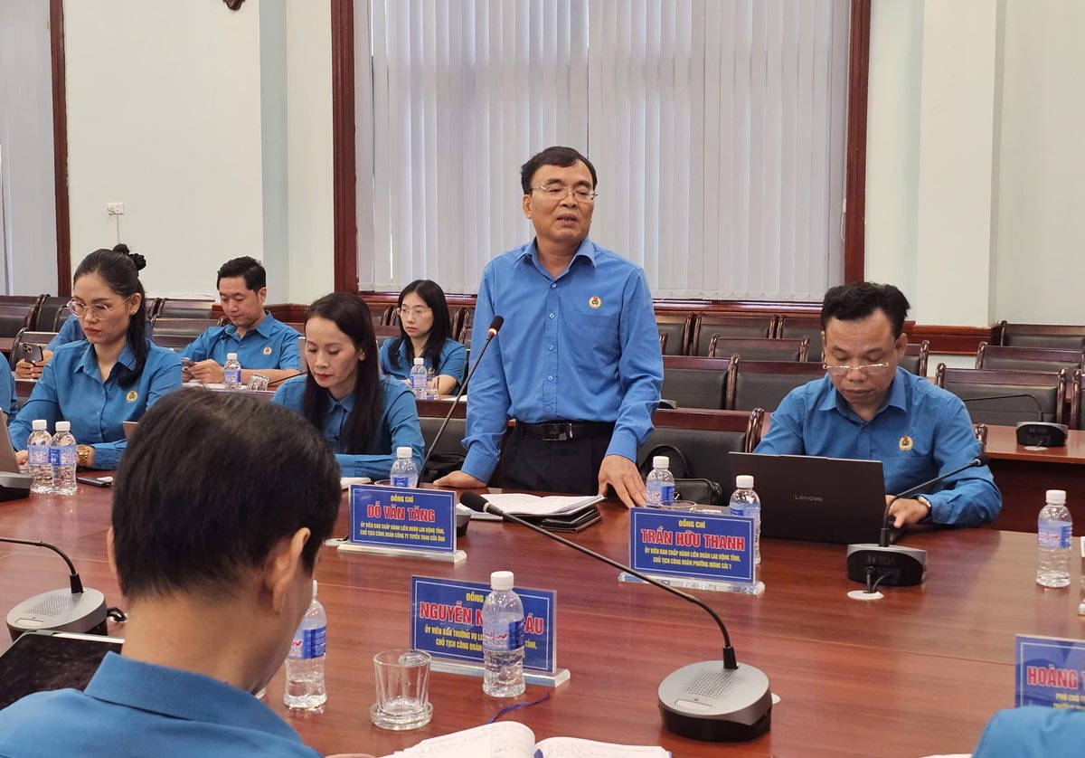 Đại diện Công đoàn Công ty Tuyển than Cửa Ông phát biểu tại hội nghị. Ảnh: Đoàn Hưng