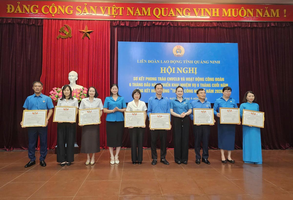 Collectives of grassroots Trade Unions were commended and rewarded. Photo: Doan Hung