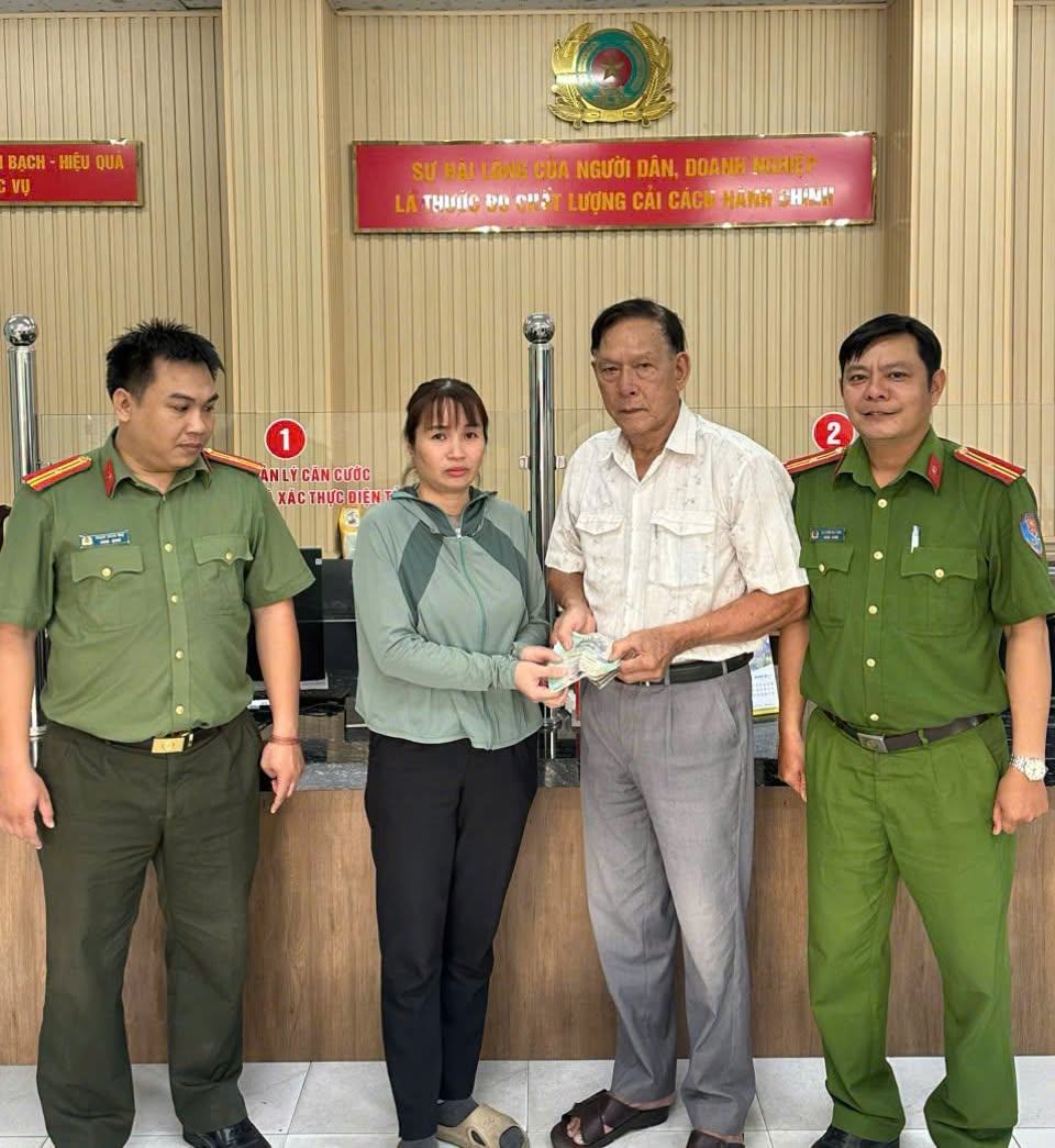 Phu Loi Ward Police witnessed and praised Ms. Nguyen Thi Yen returning the collected property to Mr. Nguyen Bui Hien. Photo: Phu Loi Ward Police