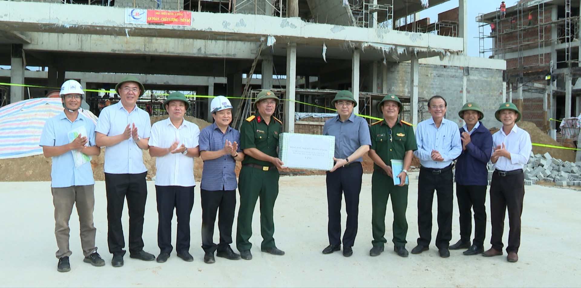 Ông Nguyễn Hoàng Giang - Chủ tịch UBND tỉnh Quảng Ngãi tặng quà, động viên các đơn vị thi công. Ảnh: HƠ JAN