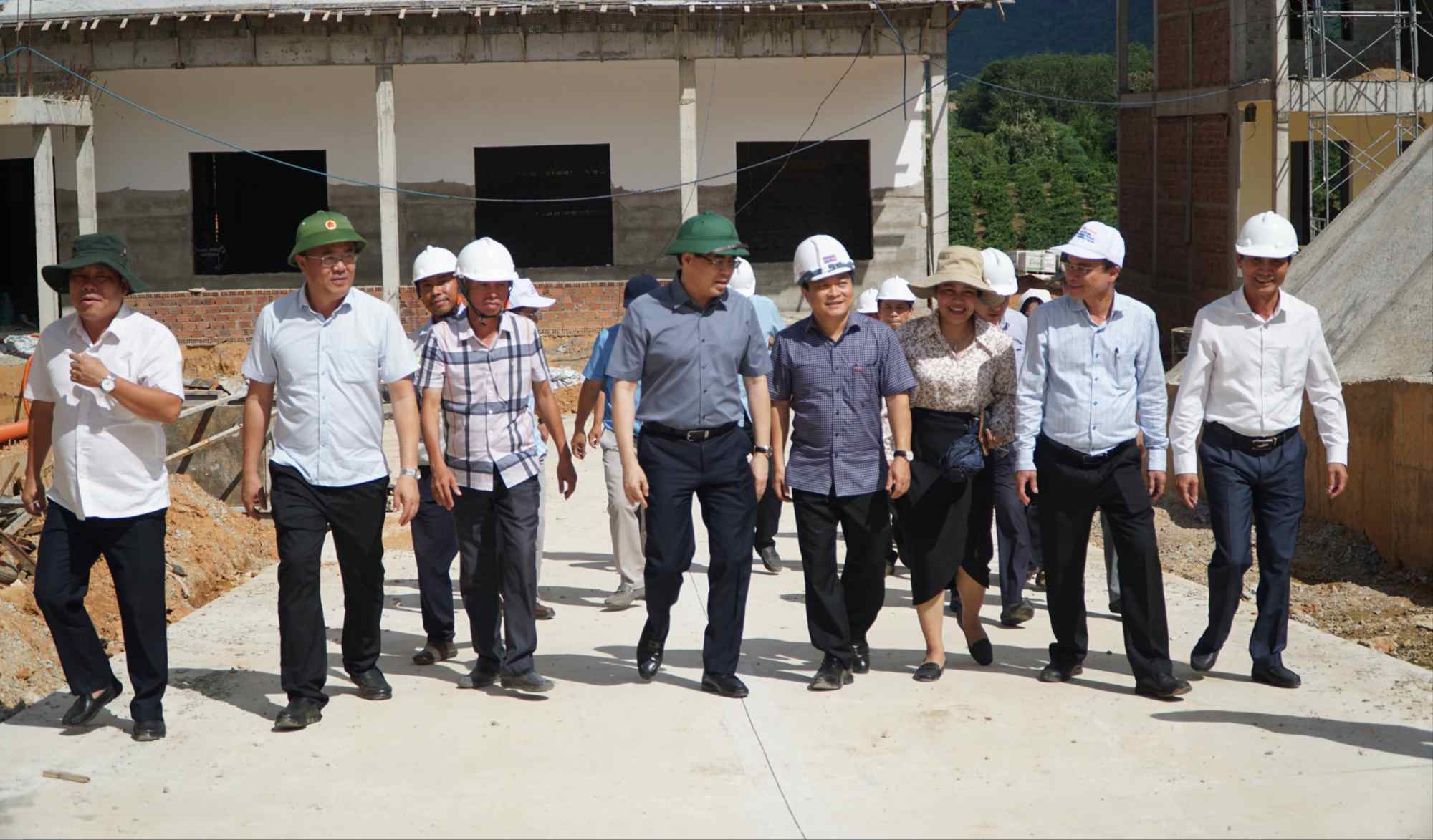 Kiểm tra tiến độ thi công tại Trường Phổ thông Dân tộc nội trú liên cấp Tiểu học - THCS xã Rờ Kơi. Ảnh: HƠ JAN