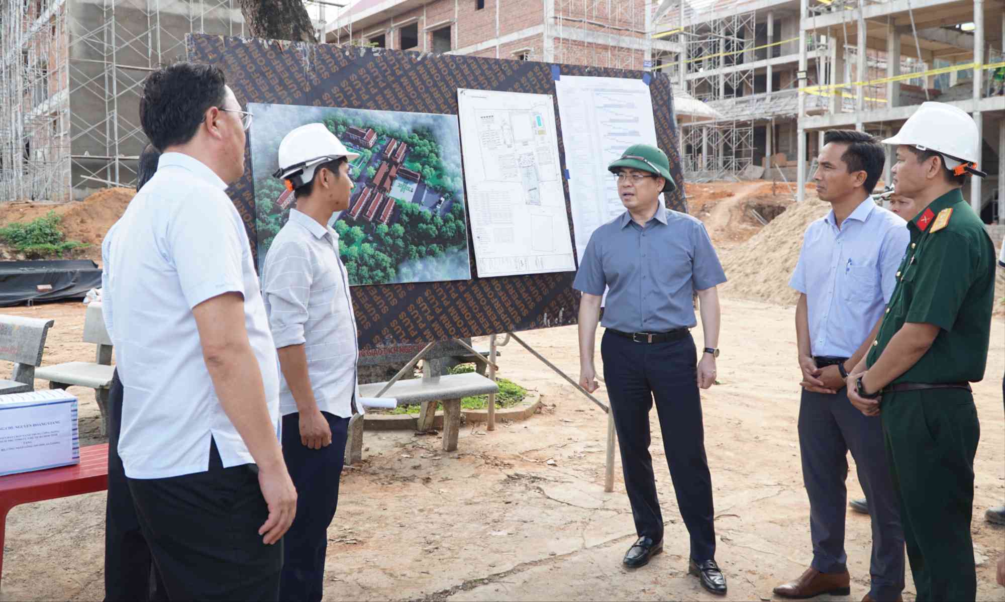 Mr. Nguyen Hoang Giang - Chairman of Quang Ngai Provincial People's Committee urges construction at the inter-level Ethnic Minority Boarding Primary - Secondary School site in Sa Loong commune. Photo: HO JAN