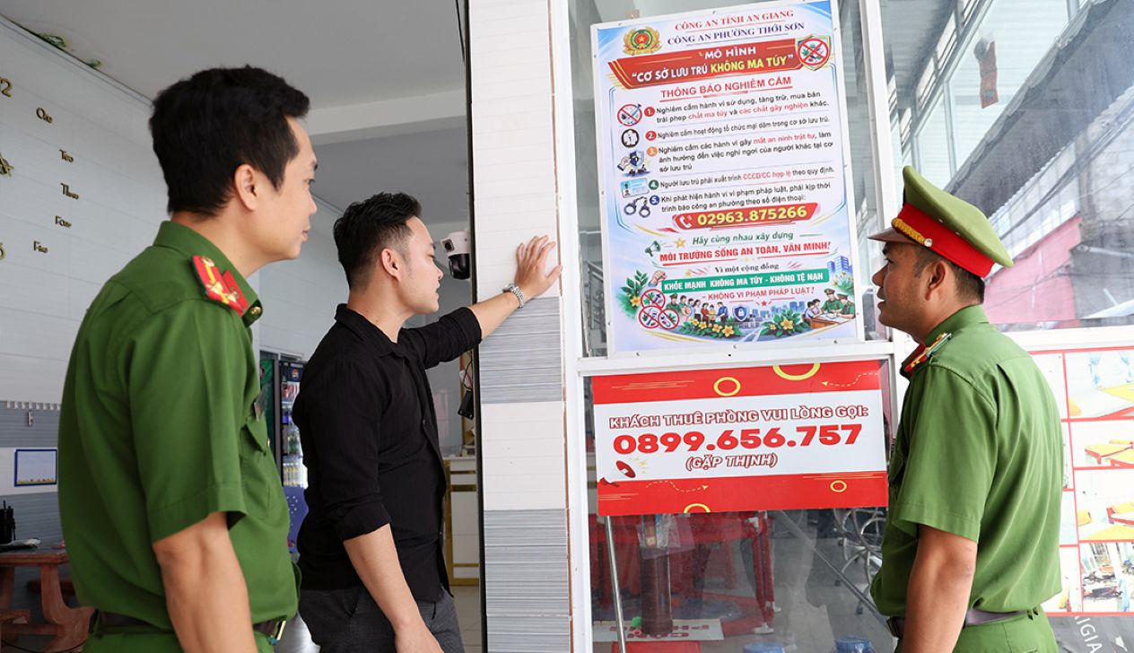 Những áp phích nói không với ma túy được treo ngay khu vực trước cửa cơ sở lưu trú. Ảnh: Vũ Tiến