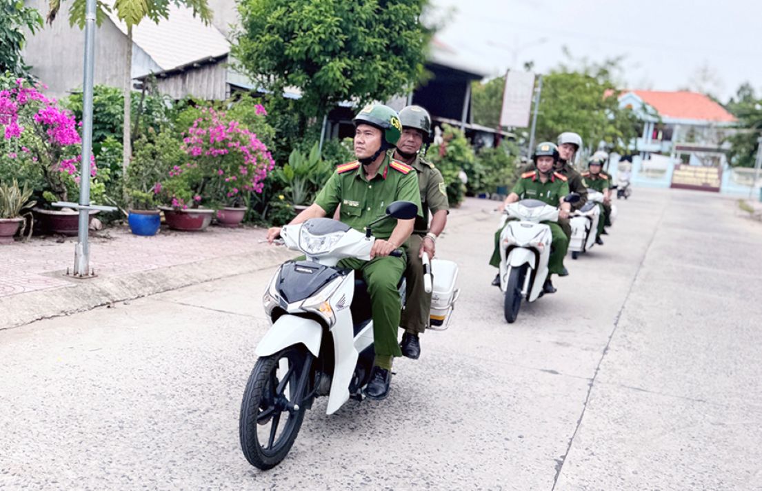 Ward police patrol and control in the area. Photo: Vu Tien