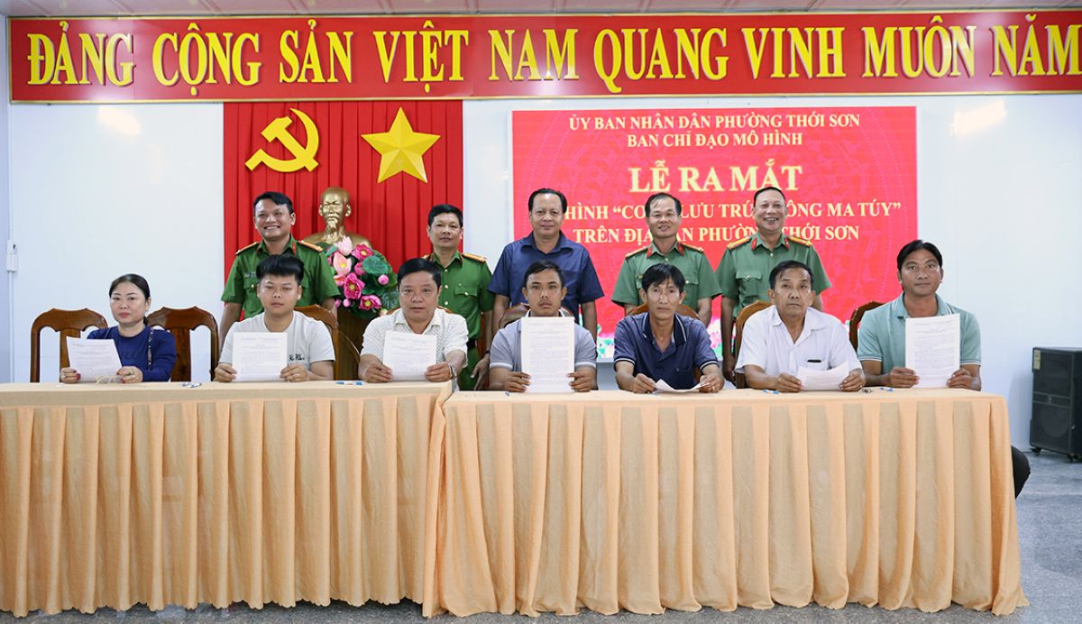 Các cơ sở lưu trú ký cam kết không có ma túy tại lễ ra mắt. Ảnh Vũ Tiến