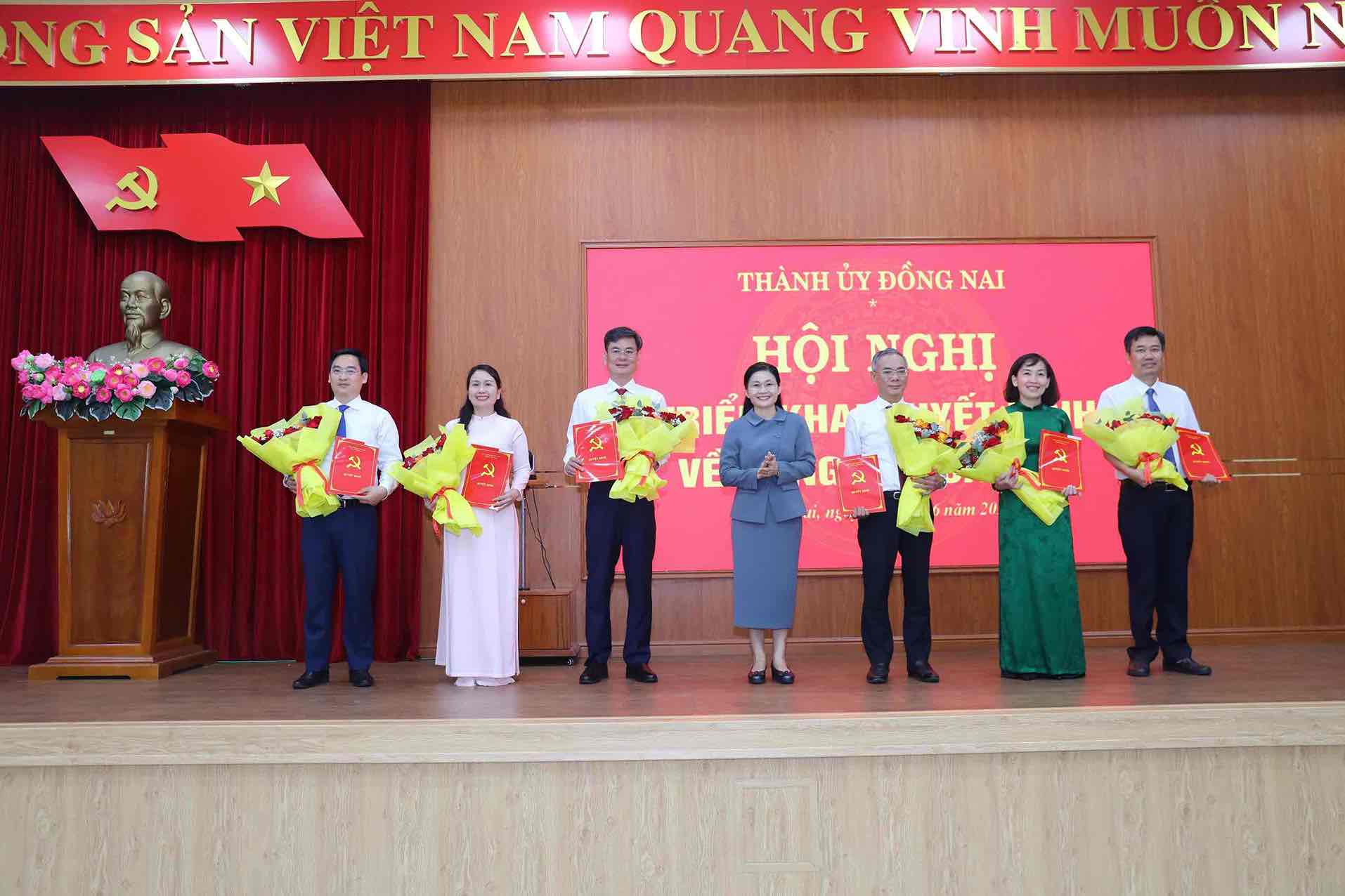 Ms. Ton Ngoc Hanh, Standing Deputy Secretary of the City Party Committee, Chairwoman of the People's Council of Dong Nai City congratulates the comrades who received decisions on personnel work. Photo: HAC