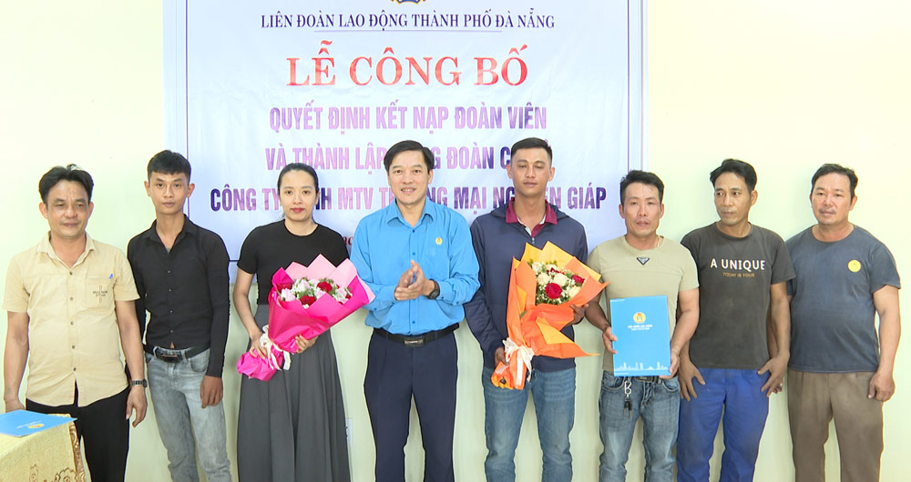 Da Nang City Labor Federation established the grassroots Trade Union of Nguyen Giap Trading Co., Ltd. with 28 union members. Photo: Da Nang Trade Union