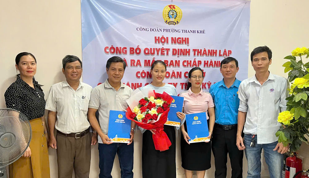 Thanh Khe Ward Trade Union, Da Nang organized a conference to announce the decision to establish a grassroots trade union and admit new trade union members. Photo: Thanh Khe Trade Union