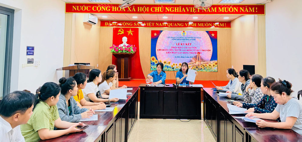 An Khe Ward Trade Union coordinates with the City CNVCLĐ Capital Assistance Fund to organize a program to sign contracts and disburse preferential loan capital for union members in the ward. Photo: An Khe Trade Union