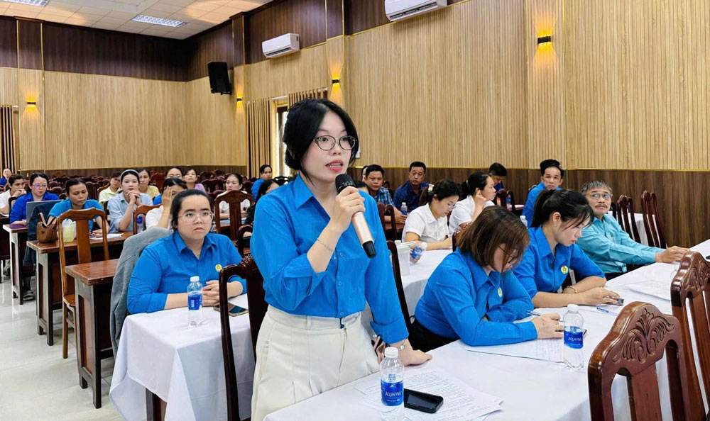 Cam Le Ward Trade Union coordinates with Cam Le Grassroots Social Insurance to organize a conference to propagate labor law, Trade Union Law, Social Insurance Law, Health Insurance Law and dialogue and legal advice for officials, union members, and workers. Photo: Cam Le Trade Union