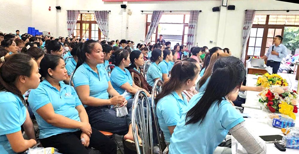 Da Nang City Labor Federation strengthens propaganda on insurance policies and Trade Union Law for more than 1,500 union members and workers. Photo: Da Nang Trade Union