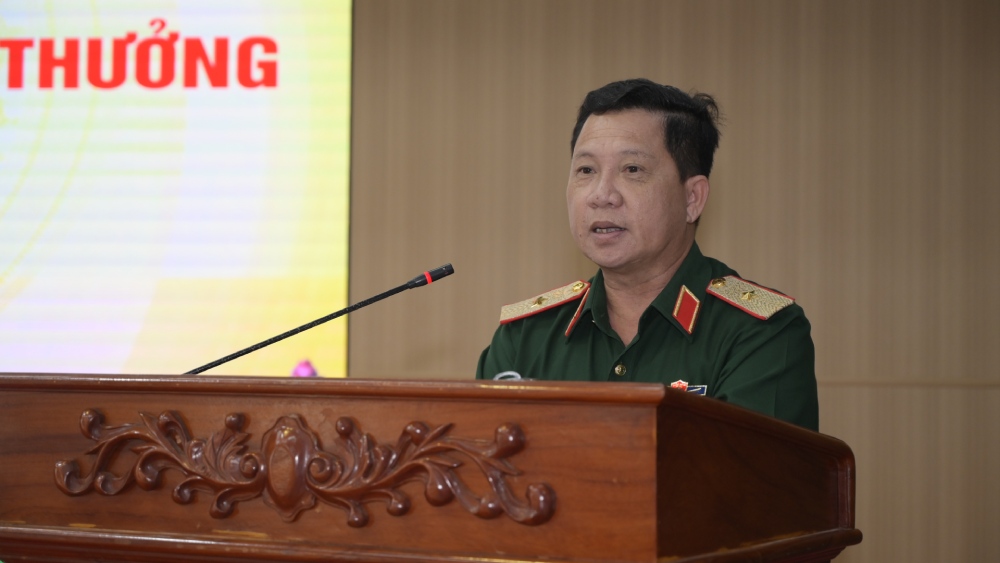 Thiếu tướng Nguyễn Văn Hùng, Chỉ huy trưởng Bộ CHQS tỉnh An Giang phát biểu tại hội nghị. Ảnh: Phương Vũ