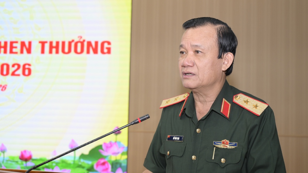 Lieutenant General Ho Van Thai, Secretary of the Party Committee, Political Commissar of Military Region 9, Chairman of the Emulation and Commendation Council of the armed forces of Military Region 9, delivered a directive speech at the conference. Photo: Phuong Vu