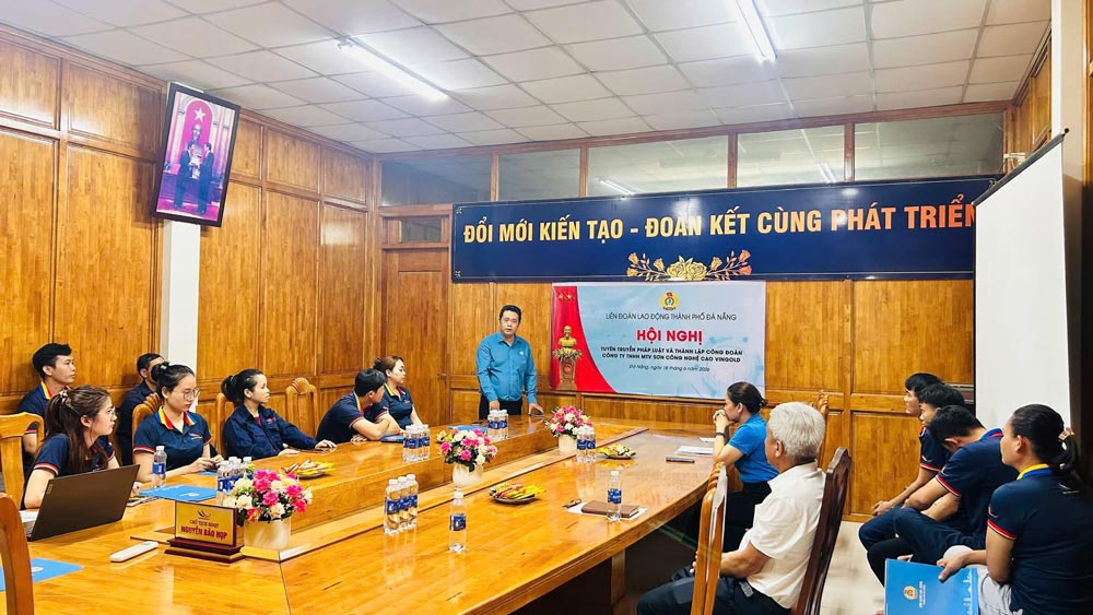 Da Nang Trade Union admits 37 union members and announces the decision to establish a grassroots Trade Union at BEMAX Production and Trading Co., Ltd. (Hoa Khanh Industrial Park expansion) and Vin Gold High-Tech Paint Co., Ltd. (Hoa Khanh Industrial Park). Photo: Da Nang Trade Union