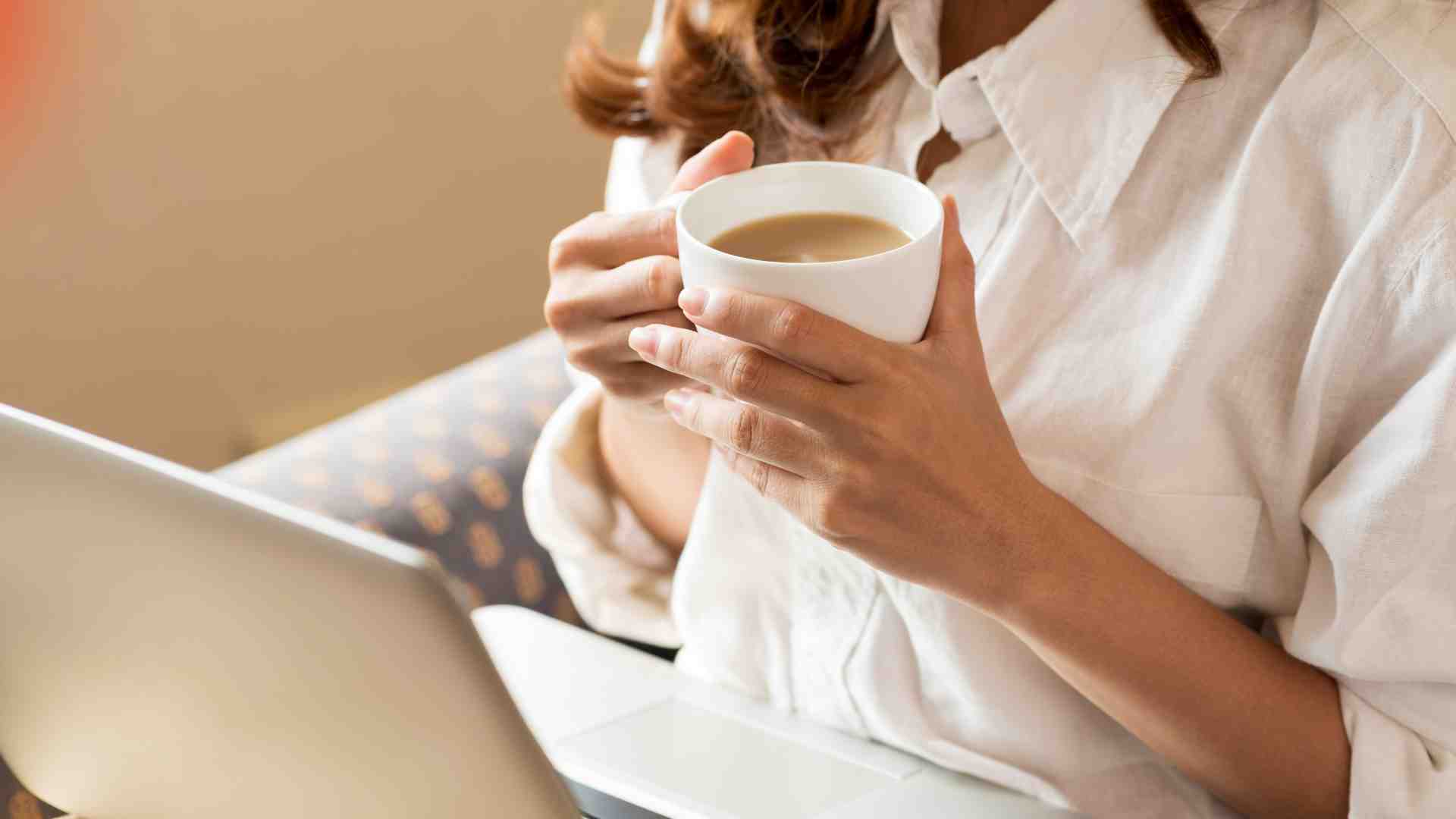 Although coffee often causes temporary high blood pressure, some people experience dizziness and low blood pressure after drinking it. Photo: Quang Minh