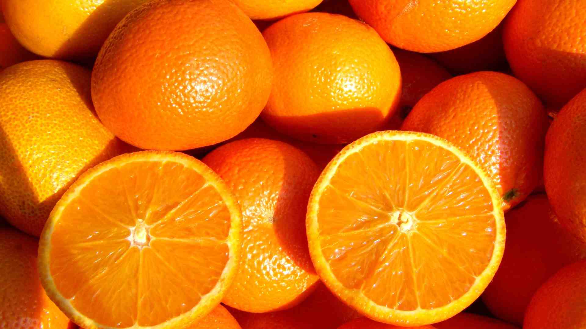 La naranja contiene mucha vitamina C, que ayuda a estimular el proceso de síntesis de colágeno. Foto: Hương Sơn