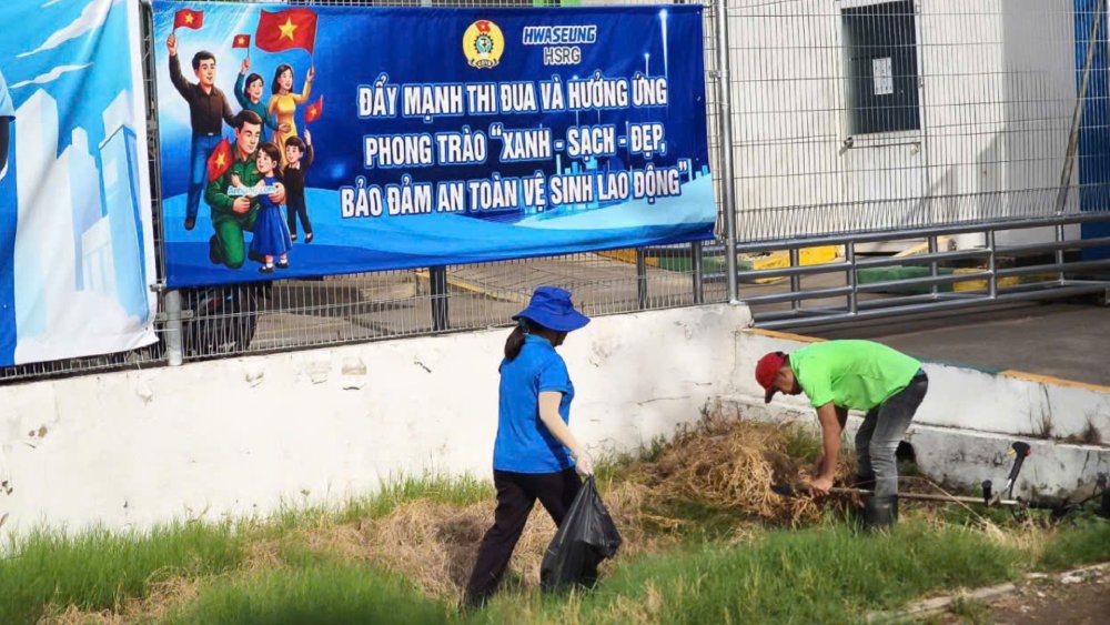 Hoạt động góp phần cải thiện cảnh quan, nâng cao ý thức bảo vệ môi trường và xây dựng môi trường làm việc xanh - sạch - đẹp trong doanh nghiệp. Ảnh: CĐCS Công ty