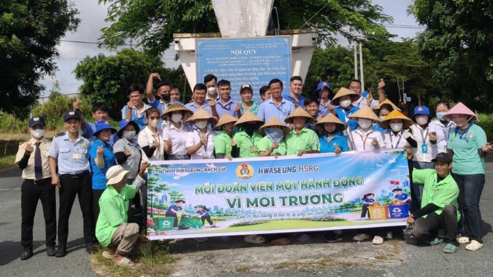 Union members and workers of the Trade Union of Hwaseung Rach Gia Co., Ltd. participate in collecting waste and cleaning the road. Photo: Trade Union of the Company
