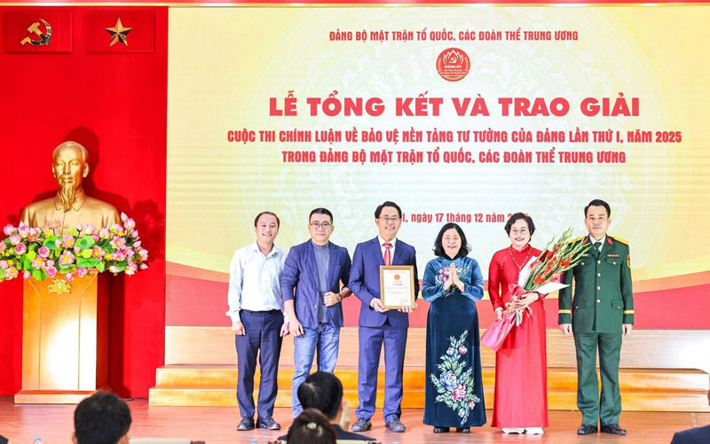 Politburo Member, Secretary of the Party Central Committee, Secretary of the Party Committee of the Fatherland Front, central organizations, Chairman of the Central Committee of the Vietnam Fatherland Front Bui Thi Minh Hoai (3rd from right) awards prizes to the group of authors at the closing and awarding ceremony of the I Political Commentary Contest on the Protection of the Party's Ideological Foundation, 2025 in the Party Committee of the Fatherland Front, central organizations held on December 17, 2025. Photo: QUANG VINH
