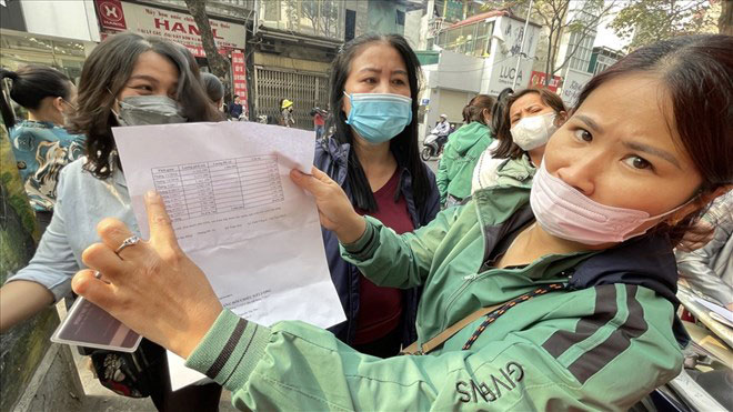 Workers reflect to Lao Dong Newspaper reporters that they are owed salaries and social insurance debts for a long time by Haprosimex Group Joint Stock Company, March 2023. Photo: HA ANH
